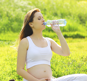 La importancia de hidratarse durante el embarazo
